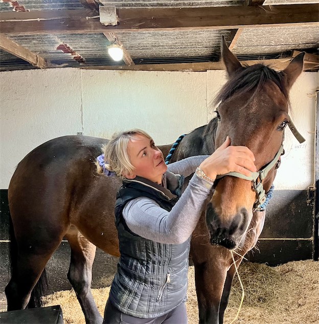 Dr Isabelle Rosser providing chiropractic care for a horse 
